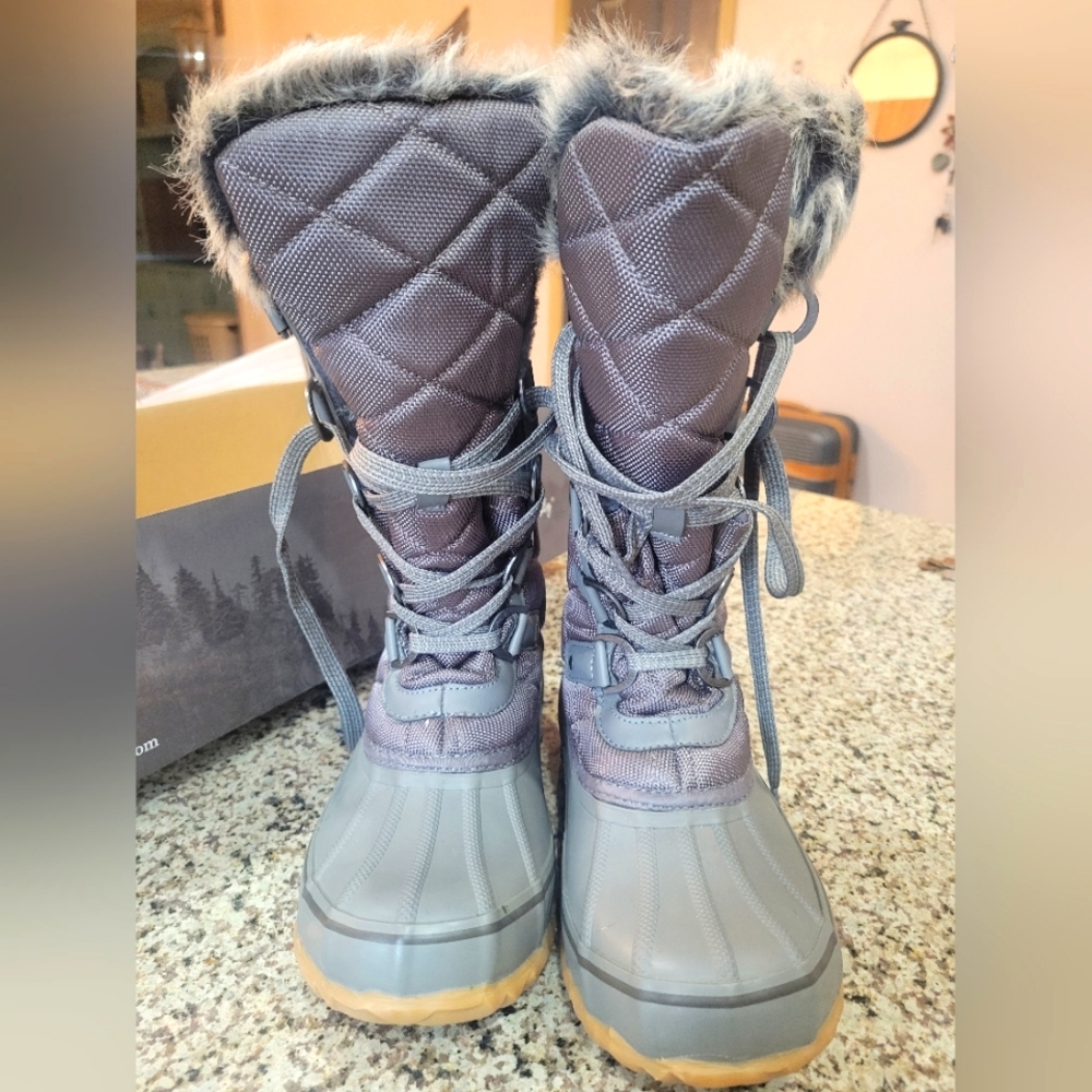 Snow boots